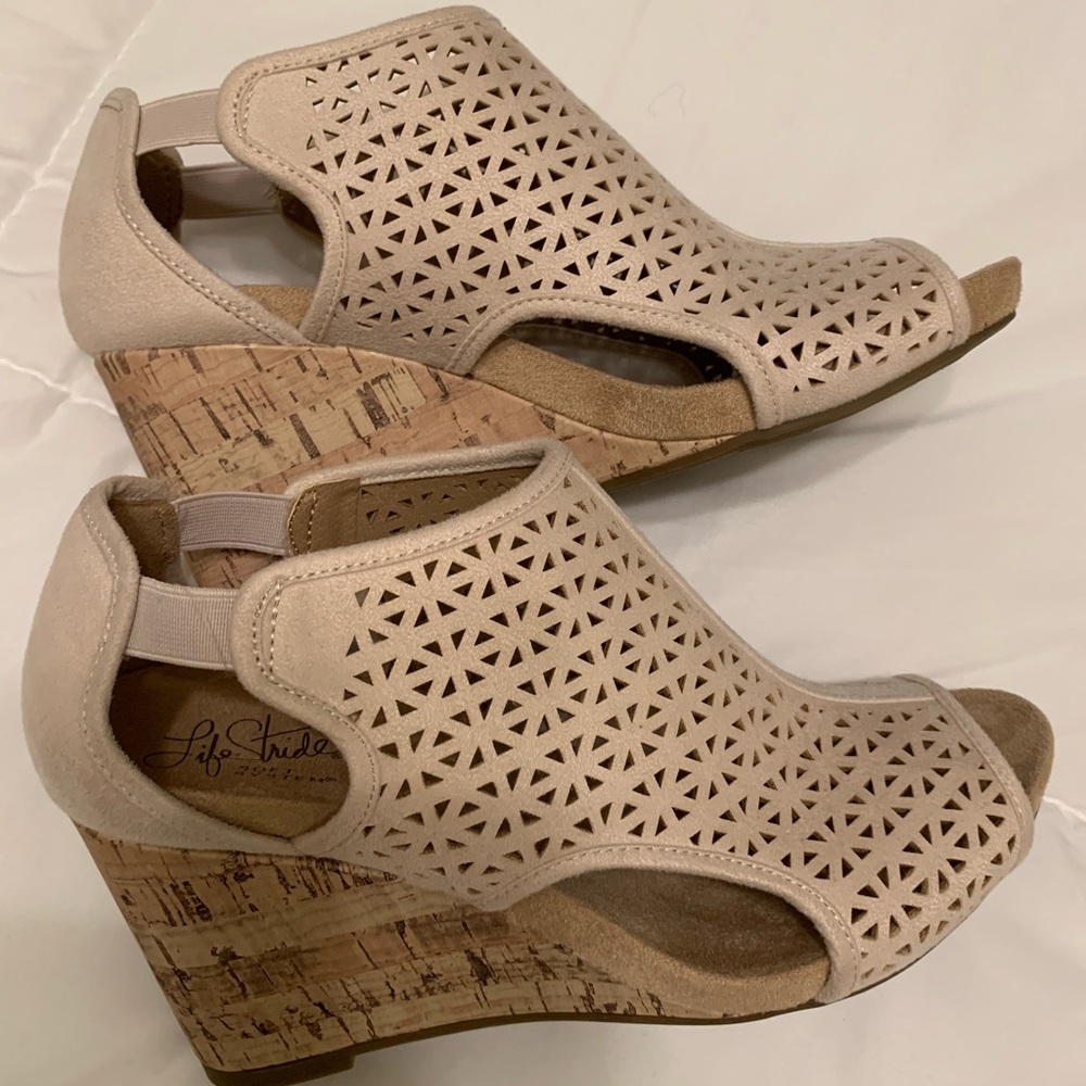 Gorgeous Lifestride comfort soft wedges!